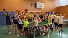 Gemeinsamer Sport verbindet: Bewohnerinnen und Bewohner des BRK St. Georgshof bedanken sich gemeinsam mit Mitarbeitenden beim Tischtennisverein Marktoberdorf für die gespendete Tischtennisplatte und den gelungenen Trainingsabend. Foto: Mair / Tischtennisv