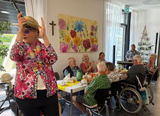 Mit ihrer Showeinlage zum Lied „Das knallrote Gummiboot“ sorgten die Mitarbeiterinnen der BRK-Tagespflege Stiftsterrassen für beste Stimmung. Foto: Carina Plattner