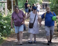 Gemeinsam unterwegs in der romantischen Allee bei Marktoberdorf: Der Spaziergang bot zahlreiche Gelegenheiten für neue Begegnungen und persönliche Gespräche. Foto: Franziska Stoll