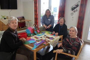 Bewohner gestalten Osterdekoration im Seniorenheim St. Martin