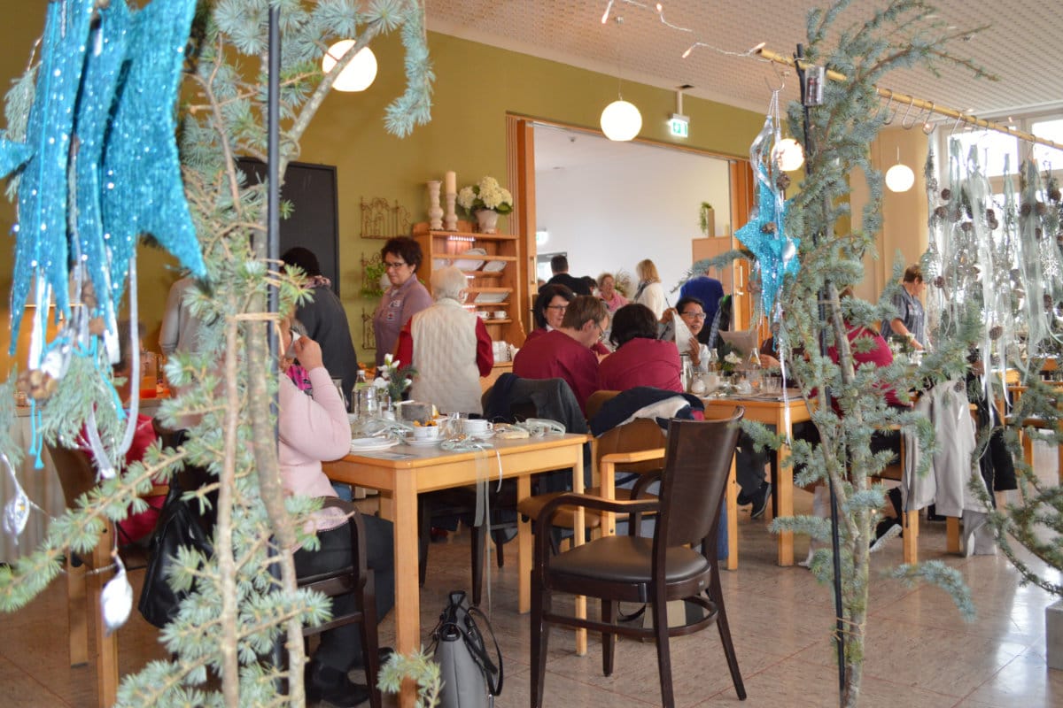 Rund 100 haupt- und ehrenamtliche Mitarbeiter kamen zum stimmungsvollen Adventsfrühstück zusammen.Fotos: Christine Fürguth