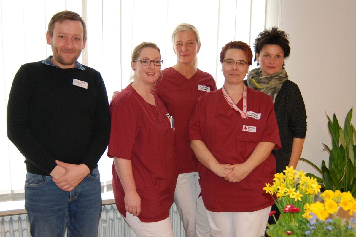 Alle drei Kolleginnen wurden von Renate Dauner, Einrichtungsleitung und Daniel Kahl, Pflegedienstleitung im BRK Gulielminetti Seniorenwohn- und Pflegeheim in Marktoberdorf unterstützt.