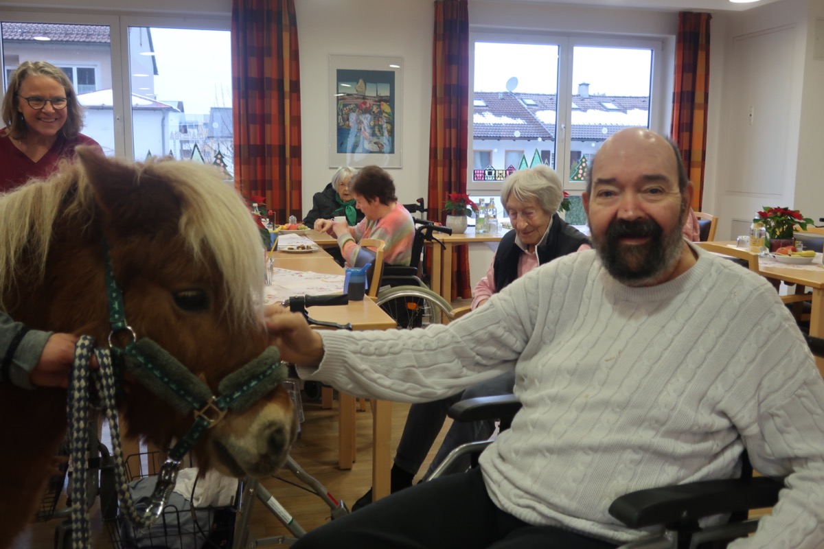 Vierbeiniger Besuch im Seniorenheim St. Martin sorgt für lachende Gesichter
